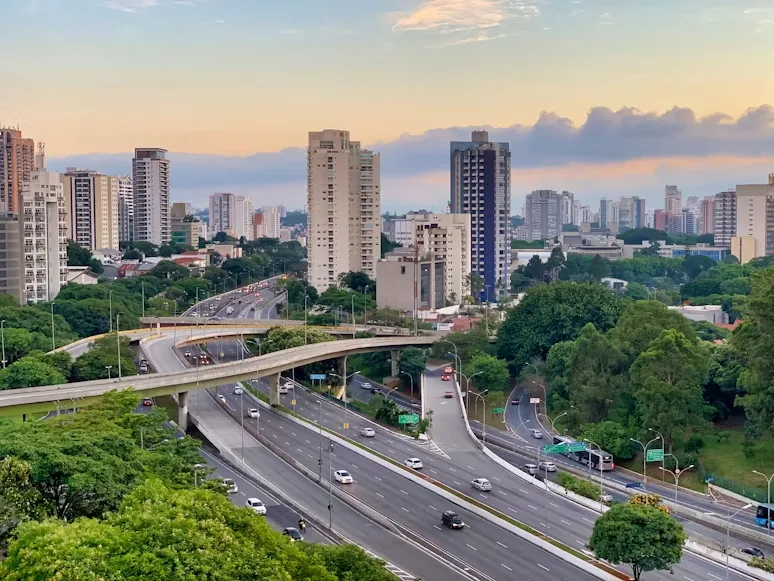 Rota urbana e rodoviária para transporte